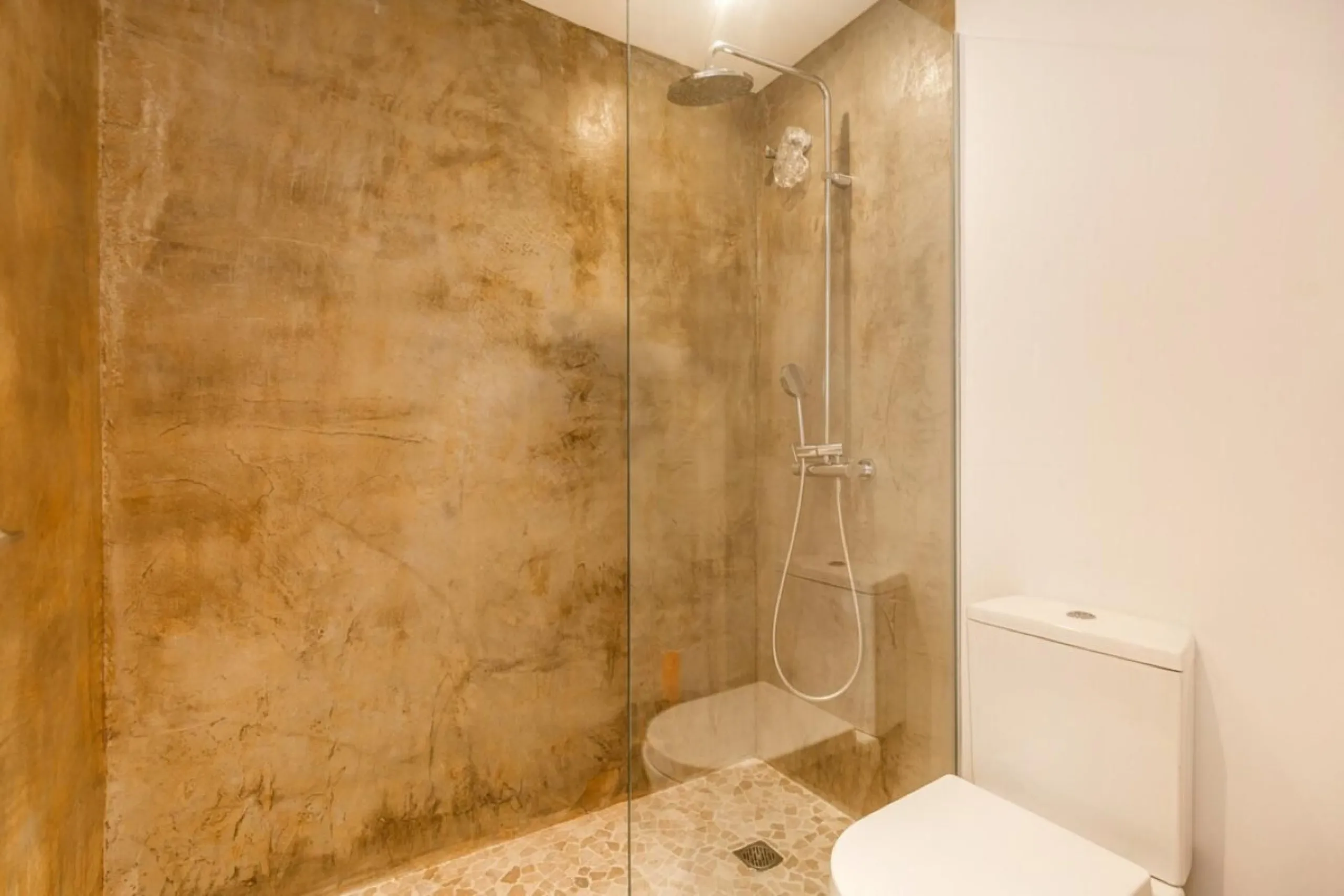 Stunning Renovated Apartment in Prime Nueva Andalucía Location