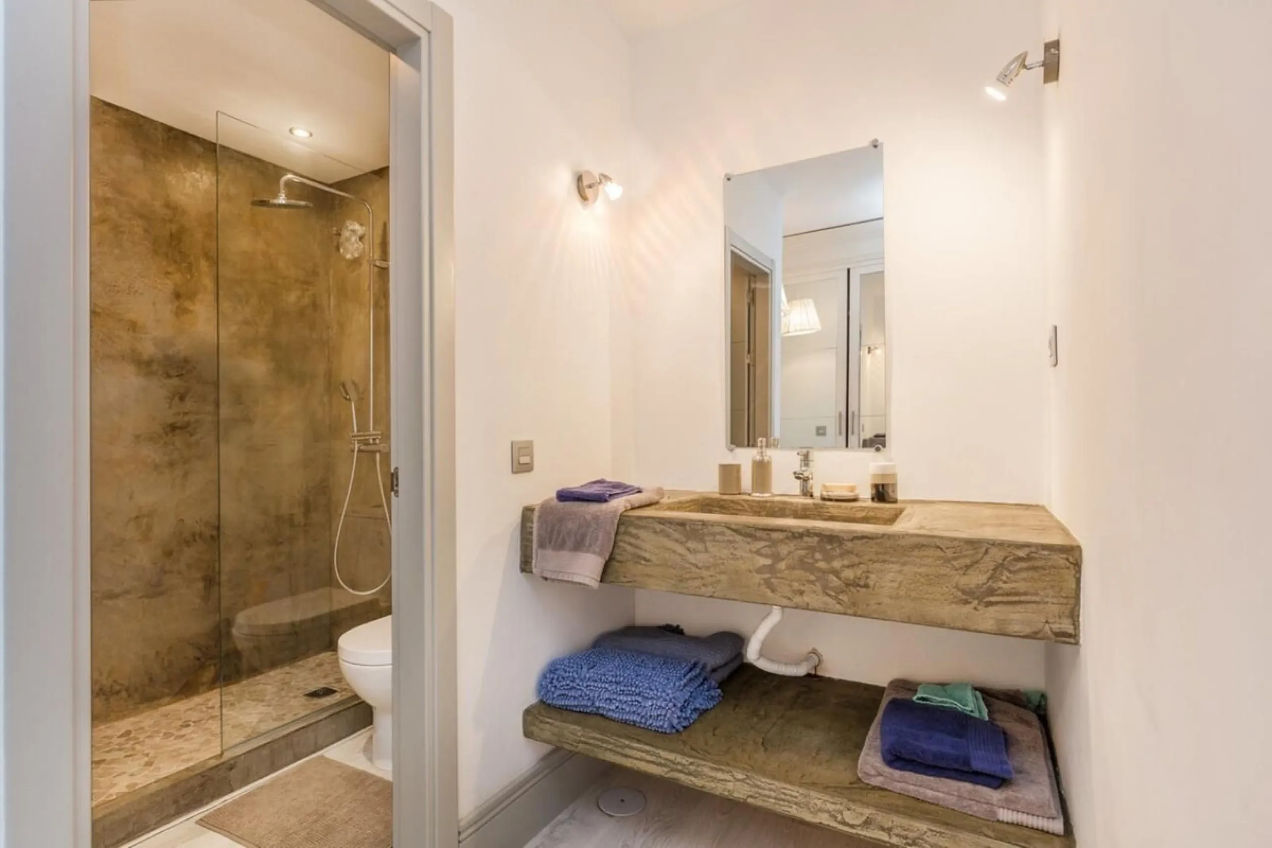 Stunning Renovated Apartment in Prime Nueva Andalucía Location