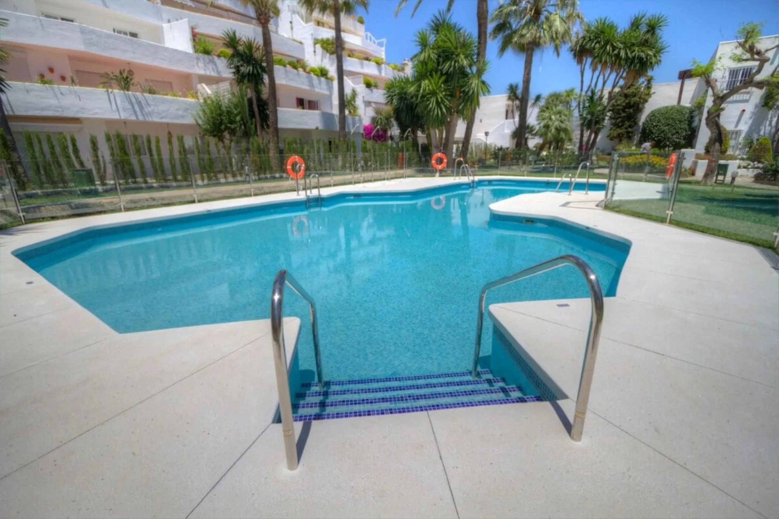 Stunning Renovated Apartment in Prime Nueva Andalucía Location
