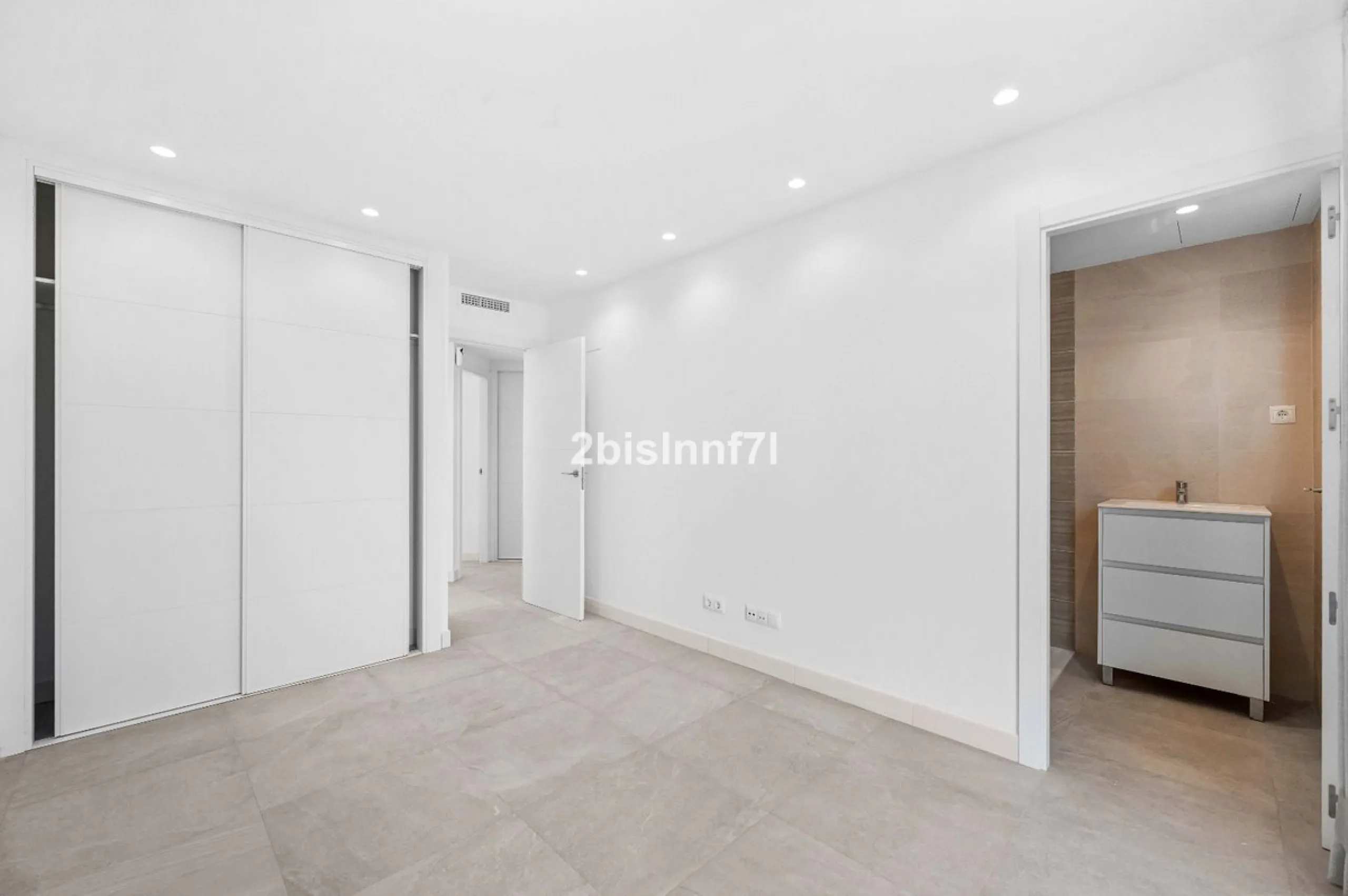 Brand new modern city apartment located in Fuengirola, one of the Costa del Sol's most popular and vibrant urban areas, active all year round. This newly built property offers easy access to the beach, city life, restaurants, shops, and all essential serv