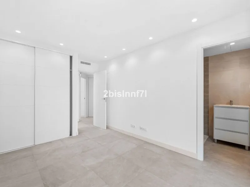 Brand new modern city apartment located in Fuengirola, one of the Costa del Sol's most popular and vibrant urban areas, active all year round. This newly built property offers easy access to the beach, city life, restaurants, shops, and all essential serv