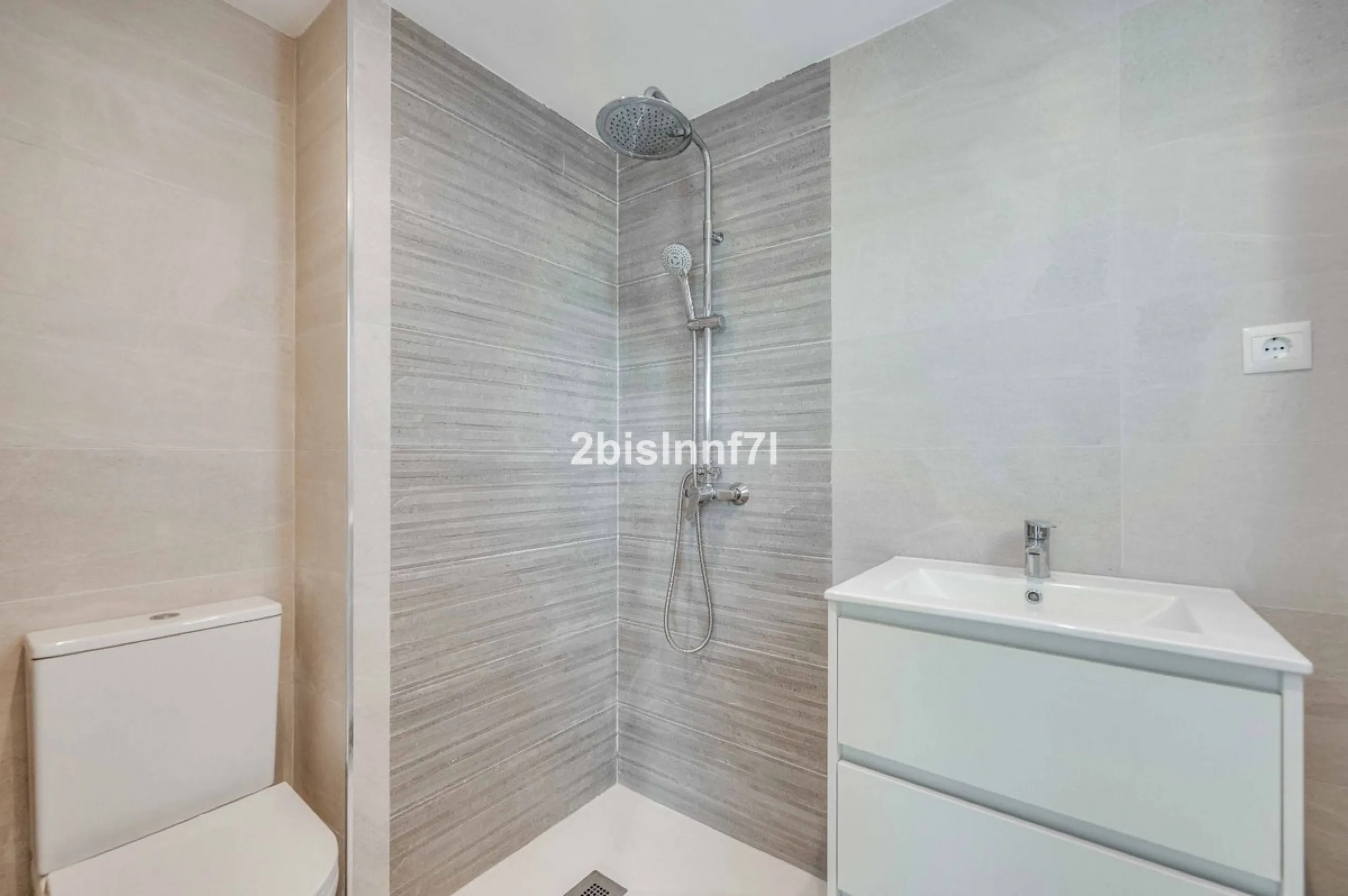 Brand new modern city apartment located in Fuengirola, one of the Costa del Sol's most popular and vibrant urban areas, active all year round. This newly built property offers easy access to the beach, city life, restaurants, shops, and all essential serv