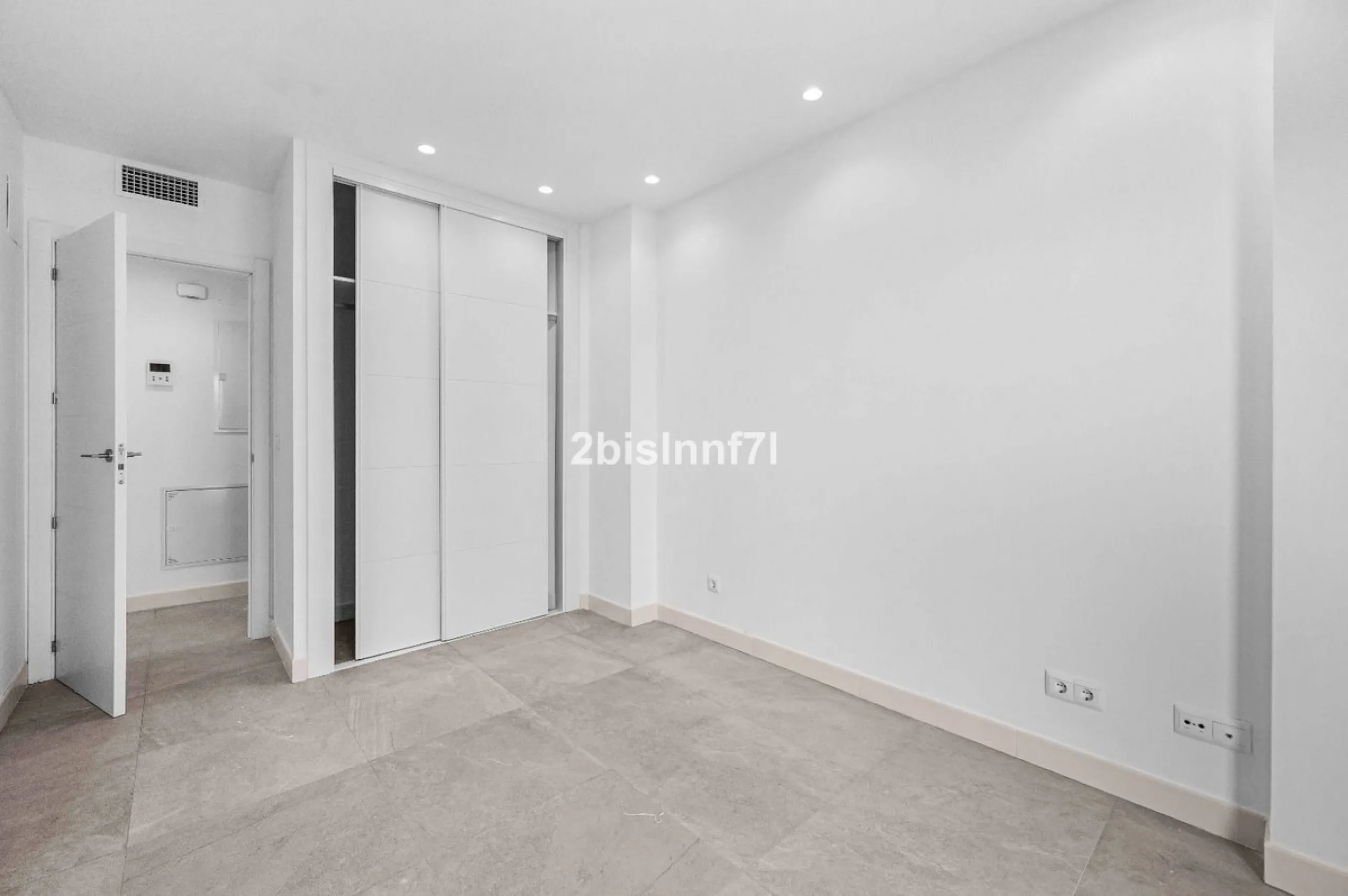 Brand new modern city apartment located in Fuengirola, one of the Costa del Sol's most popular and vibrant urban areas, active all year round. This newly built property offers easy access to the beach, city life, restaurants, shops, and all essential serv