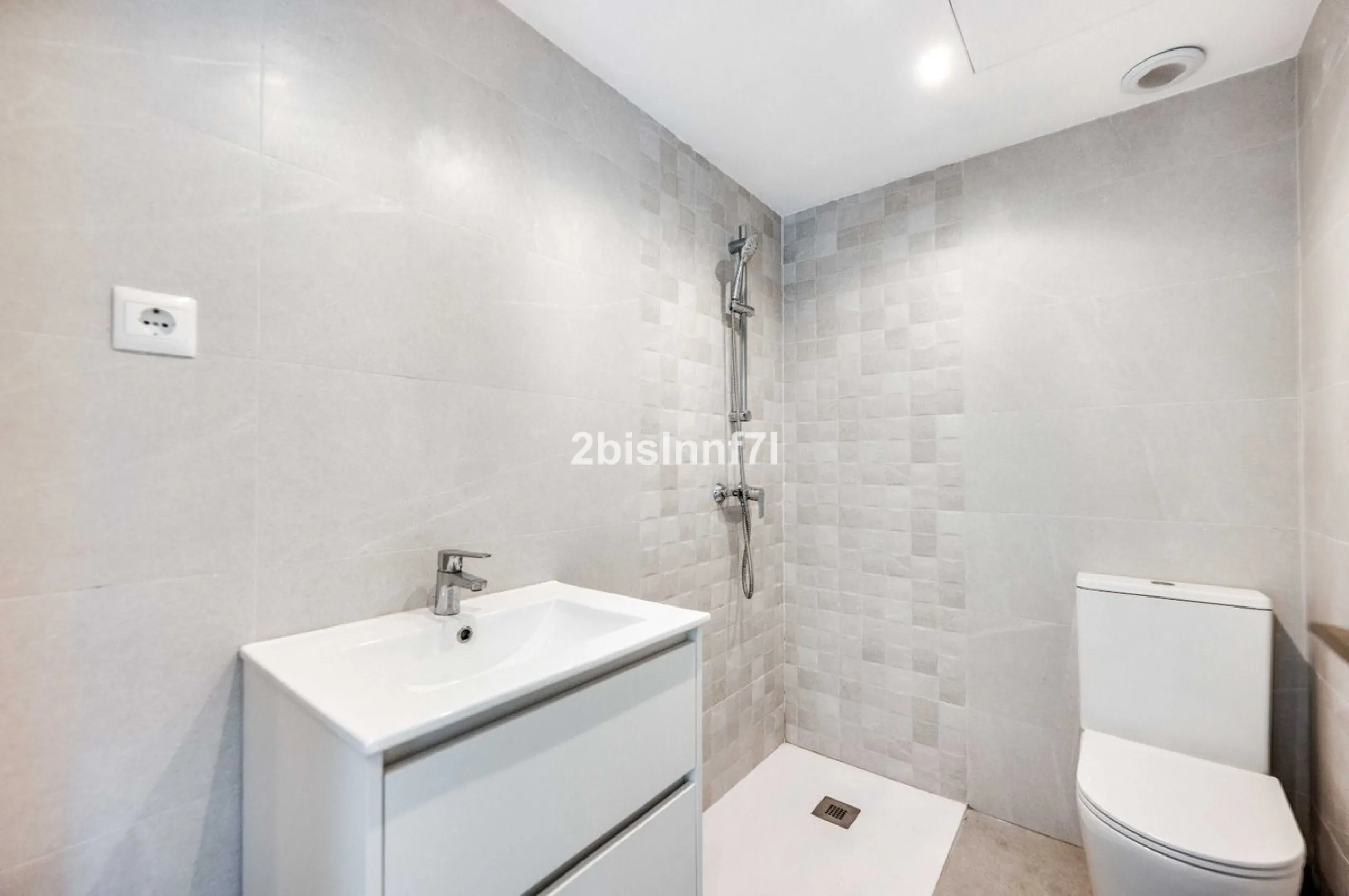Brand new modern city apartment located in Fuengirola, one of the Costa del Sol's most popular and vibrant urban areas, active all year round. This newly built property offers easy access to the beach, city life, restaurants, shops, and all essential serv