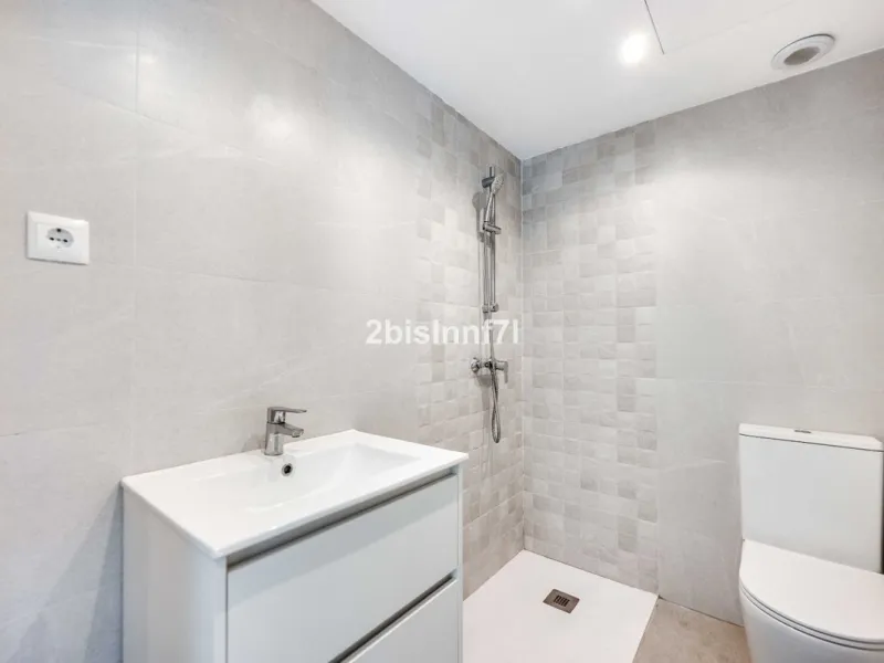 Brand new modern city apartment located in Fuengirola, one of the Costa del Sol's most popular and vibrant urban areas, active all year round. This newly built property offers easy access to the beach, city life, restaurants, shops, and all essential serv