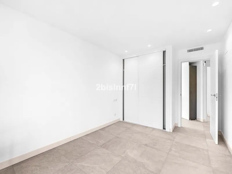Brand new modern city apartment located in Fuengirola, one of the Costa del Sol's most popular and vibrant urban areas, active all year round. This newly built property offers easy access to the beach, city life, restaurants, shops, and all essential serv