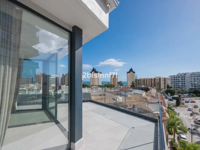 Brand new modern city apartment located in Fuengirola, one of the Costa del Sol's most popular and vibrant urban areas, active all year round. This newly built property offers easy access to the beach, city life, restaurants, shops, and all essential serv