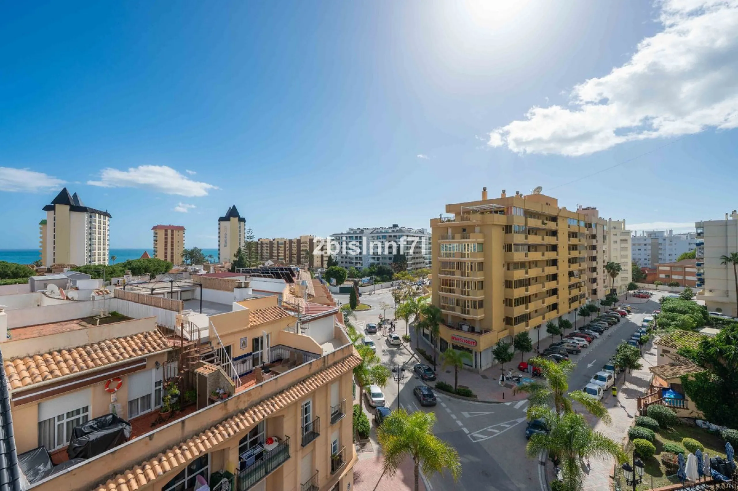 Brand new modern city apartment located in Fuengirola, one of the Costa del Sol's most popular and vibrant urban areas, active all year round. This newly built property offers easy access to the beach, city life, restaurants, shops, and all essential serv