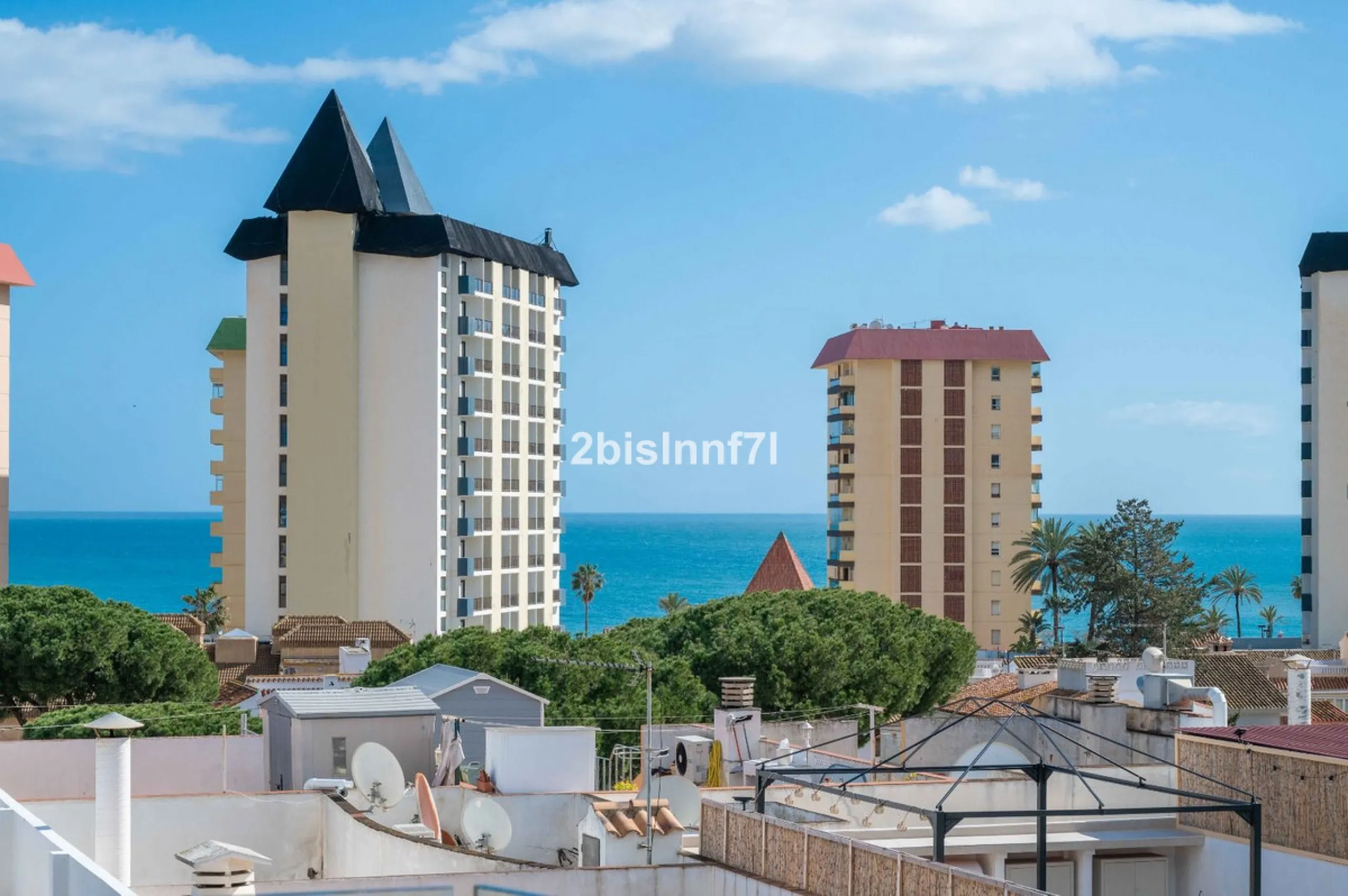 Brand new modern city apartment located in Fuengirola, one of the Costa del Sol's most popular and vibrant urban areas, active all year round. This newly built property offers easy access to the beach, city life, restaurants, shops, and all essential serv