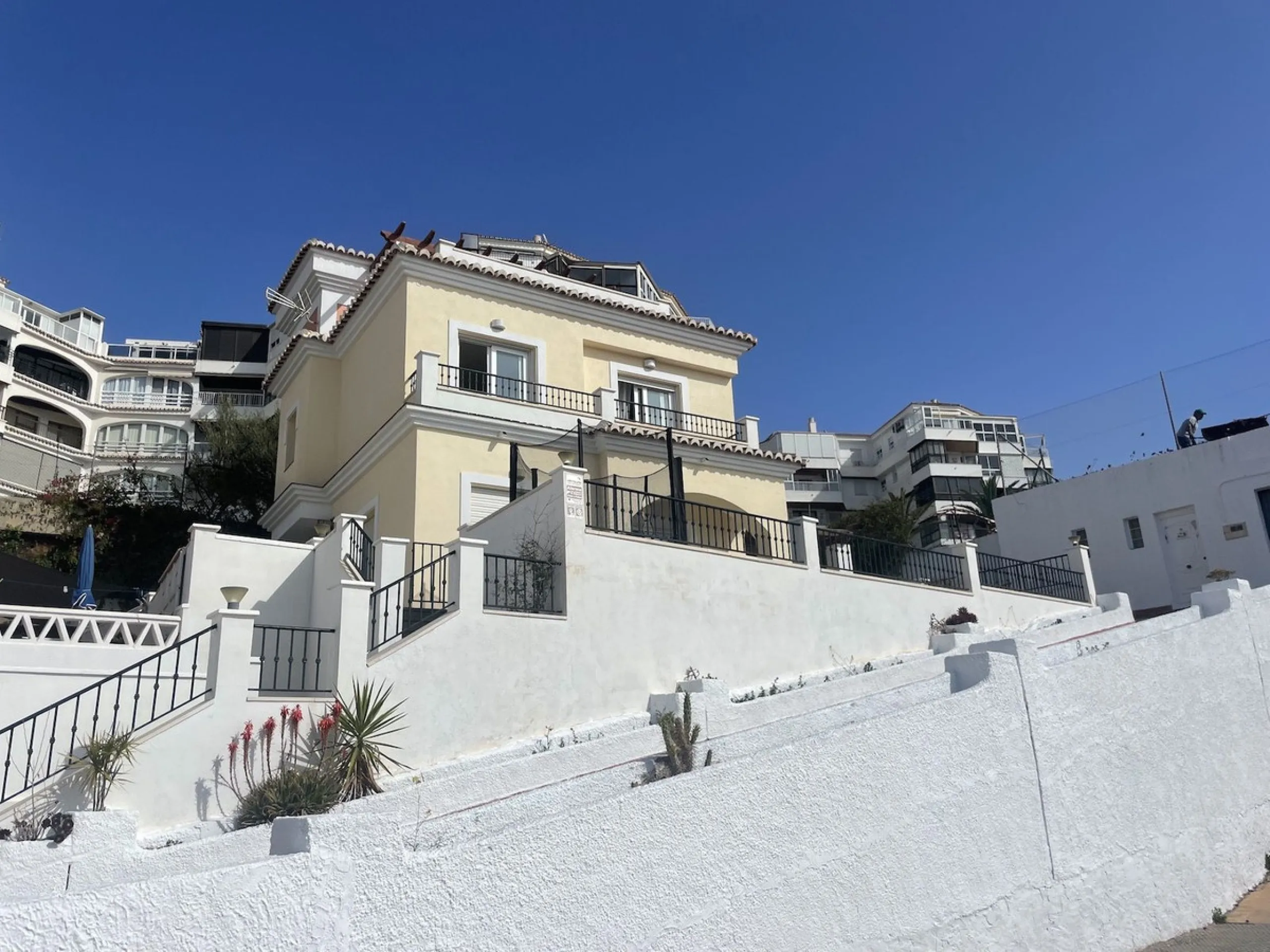 Detached villa with private heated pool for sale in Peñoncillo, Torrox Costa.