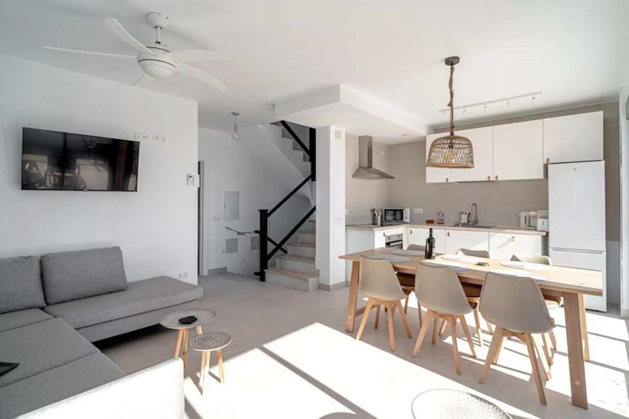 This elegant modern villa blends clean architectural lines with a warm, comfortable feel, set within a quiet residential area just outside Nerja. From its elevated position, the property enjoys spectacular views of both the sea and surrounding mountains.