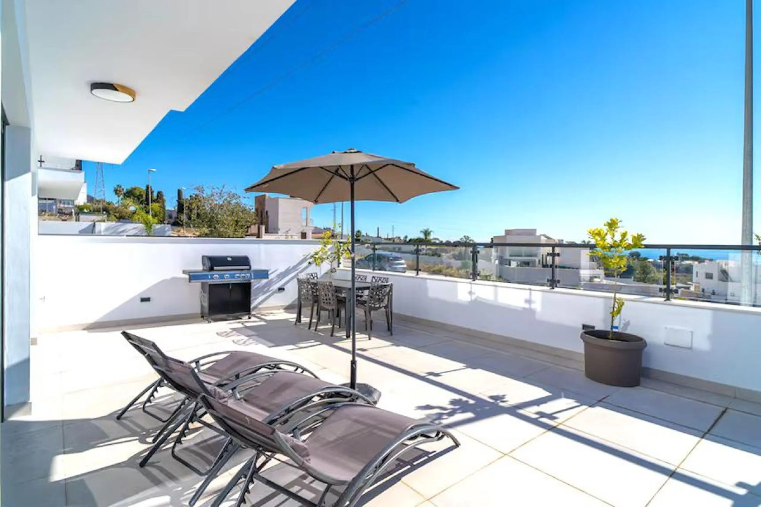 This elegant modern villa blends clean architectural lines with a warm, comfortable feel, set within a quiet residential area just outside Nerja. From its elevated position, the property enjoys spectacular views of both the sea and surrounding mountains.
