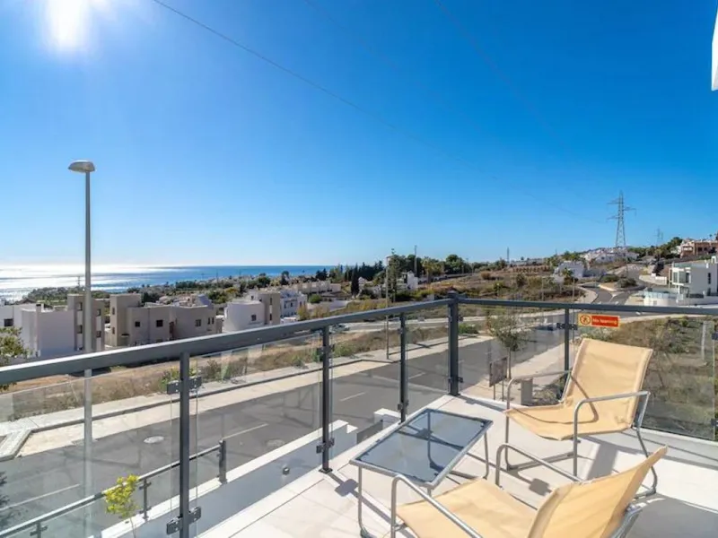 This elegant modern villa blends clean architectural lines with a warm, comfortable feel, set within a quiet residential area just outside Nerja. From its elevated position, the property enjoys spectacular views of both the sea and surrounding mountains.