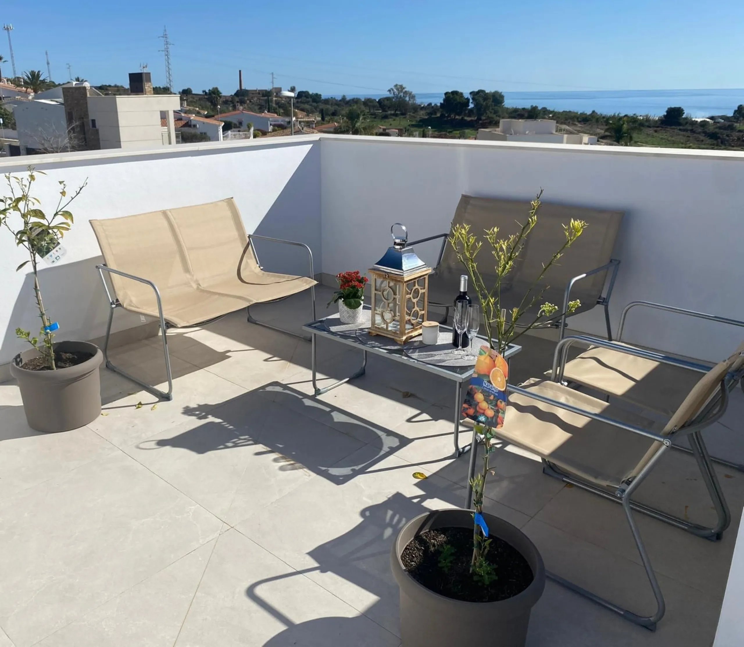 This elegant modern villa blends clean architectural lines with a warm, comfortable feel, set within a quiet residential area just outside Nerja. From its elevated position, the property enjoys spectacular views of both the sea and surrounding mountains.
