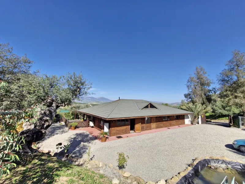 Commercial - Farm в продаже в Coín, Málaga. В доме 3 спален и 2 ванных комнат. Площадь дома 163 м². Площадь участка 10620 м²