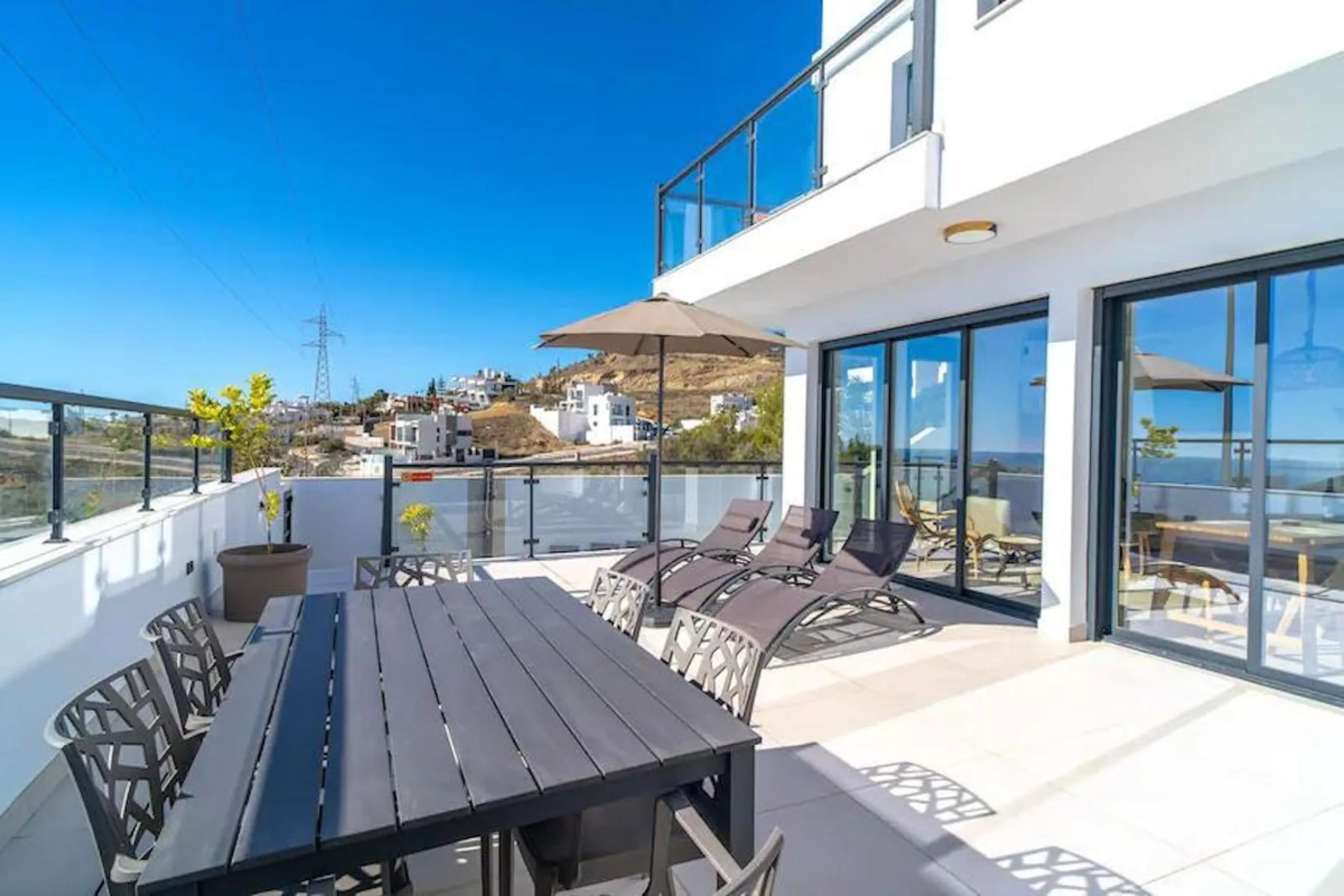 This elegant modern villa blends clean architectural lines with a warm, comfortable feel, set within a quiet residential area just outside Nerja. From its elevated position, the property enjoys spectacular views of both the sea and surrounding mountains.