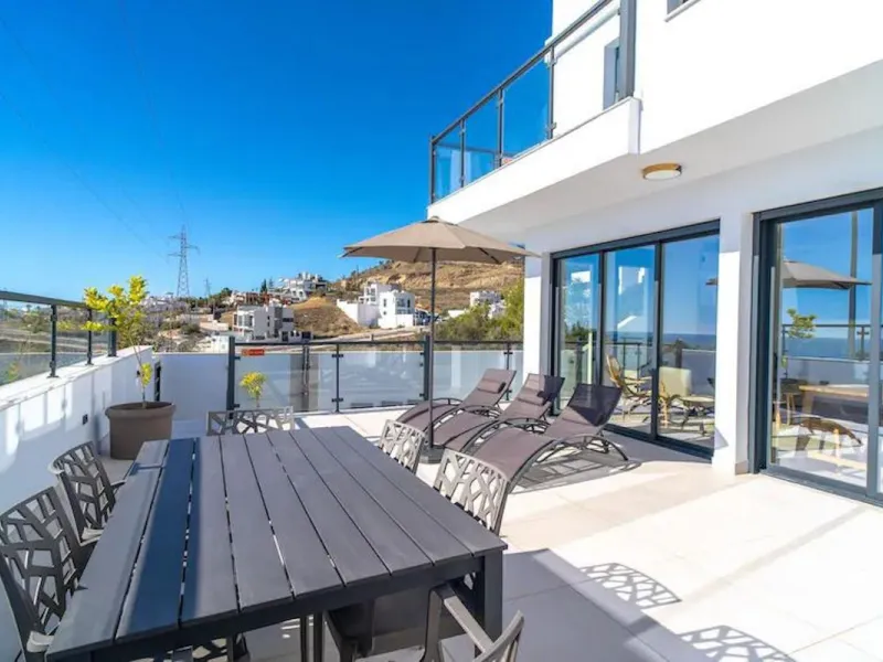 This elegant modern villa blends clean architectural lines with a warm, comfortable feel, set within a quiet residential area just outside Nerja. From its elevated position, the property enjoys spectacular views of both the sea and surrounding mountains.