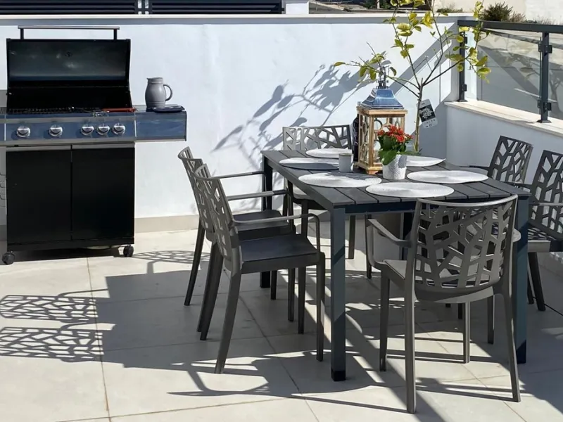 This elegant modern villa blends clean architectural lines with a warm, comfortable feel, set within a quiet residential area just outside Nerja. From its elevated position, the property enjoys spectacular views of both the sea and surrounding mountains.