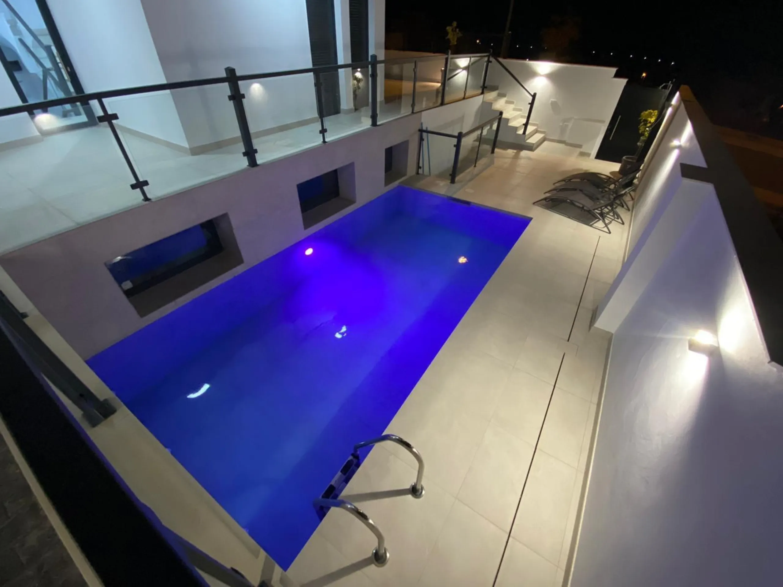 This elegant modern villa blends clean architectural lines with a warm, comfortable feel, set within a quiet residential area just outside Nerja. From its elevated position, the property enjoys spectacular views of both the sea and surrounding mountains.