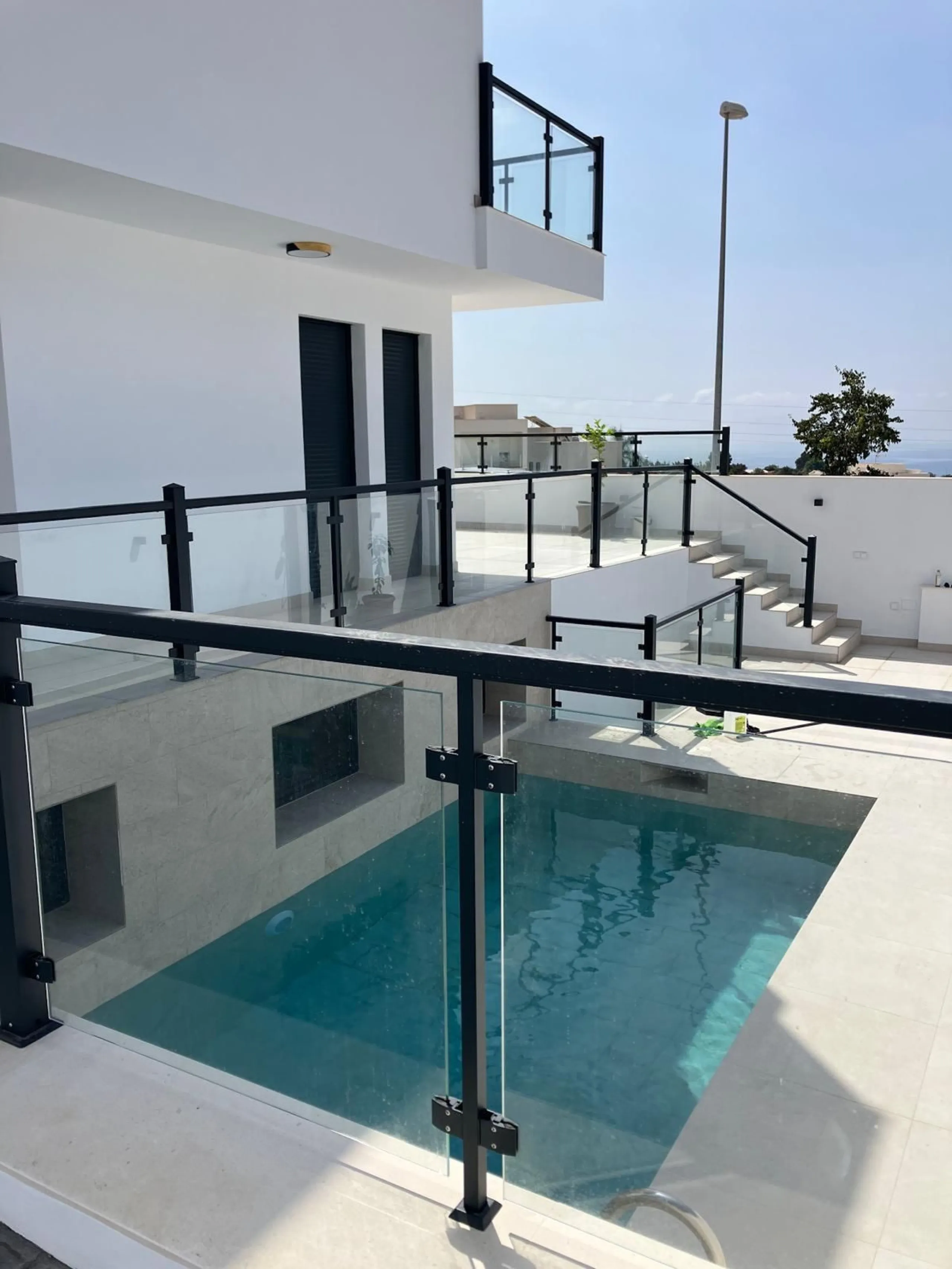 This elegant modern villa blends clean architectural lines with a warm, comfortable feel, set within a quiet residential area just outside Nerja. From its elevated position, the property enjoys spectacular views of both the sea and surrounding mountains.