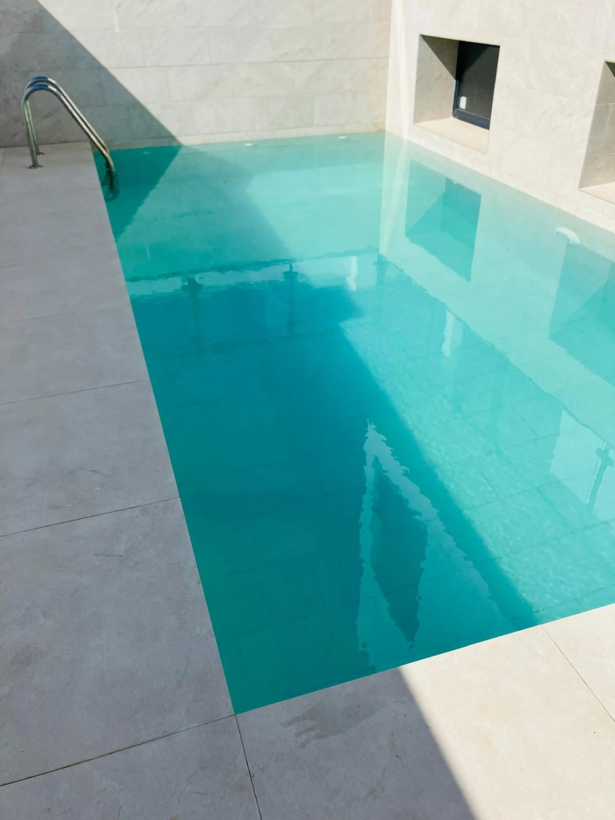 This elegant modern villa blends clean architectural lines with a warm, comfortable feel, set within a quiet residential area just outside Nerja. From its elevated position, the property enjoys spectacular views of both the sea and surrounding mountains.