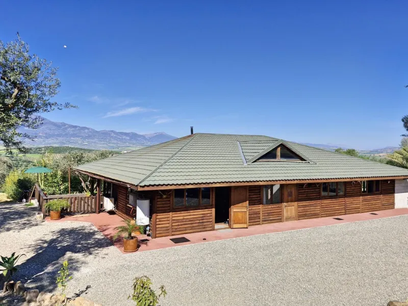 Commercial - Farm в продаже в Coín, Málaga. В доме 3 спален и 2 ванных комнат. Площадь дома 163 м². Площадь участка 10620 м²