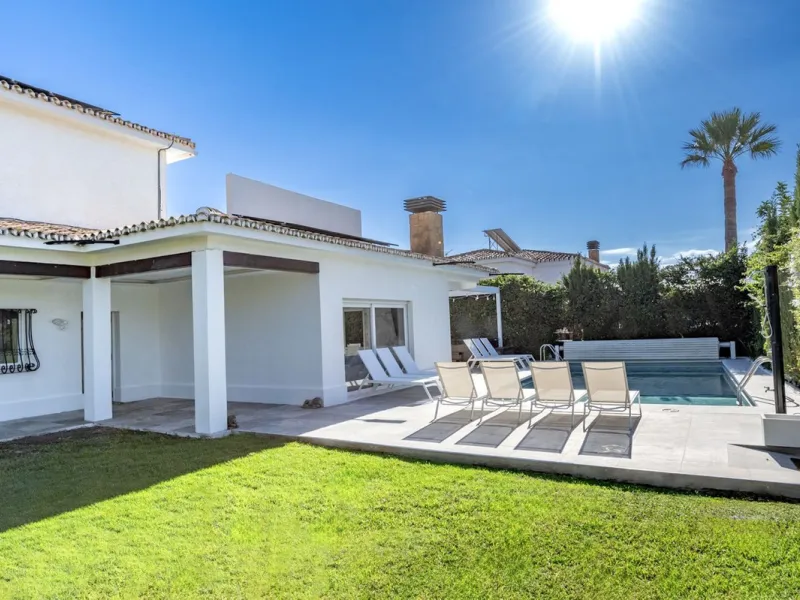 House - Detached Villa в продаже в Benalmadena, Málaga. В доме 6 спален и 3 ванных комнат. Площадь дома 300 м². Площадь участка 815 м²