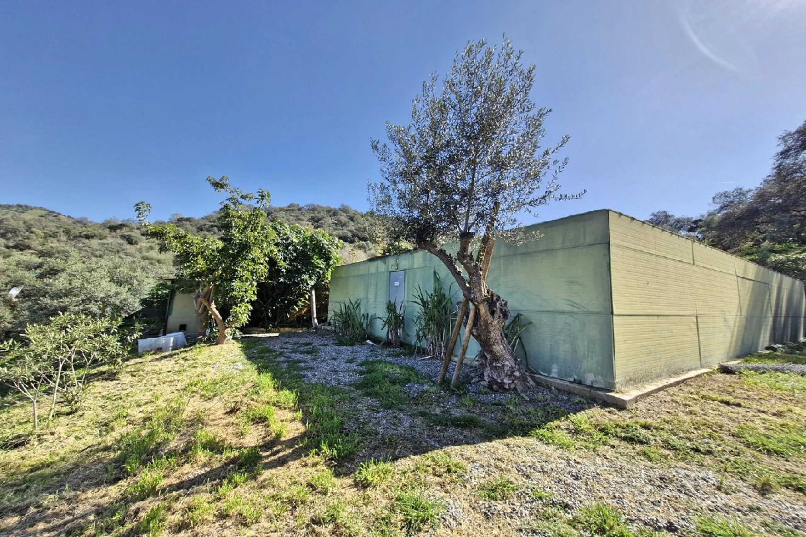 Commercial - Farm в продаже в Coín, Málaga. В доме 3 спален и 2 ванных комнат. Площадь дома 163 м². Площадь участка 10620 м²