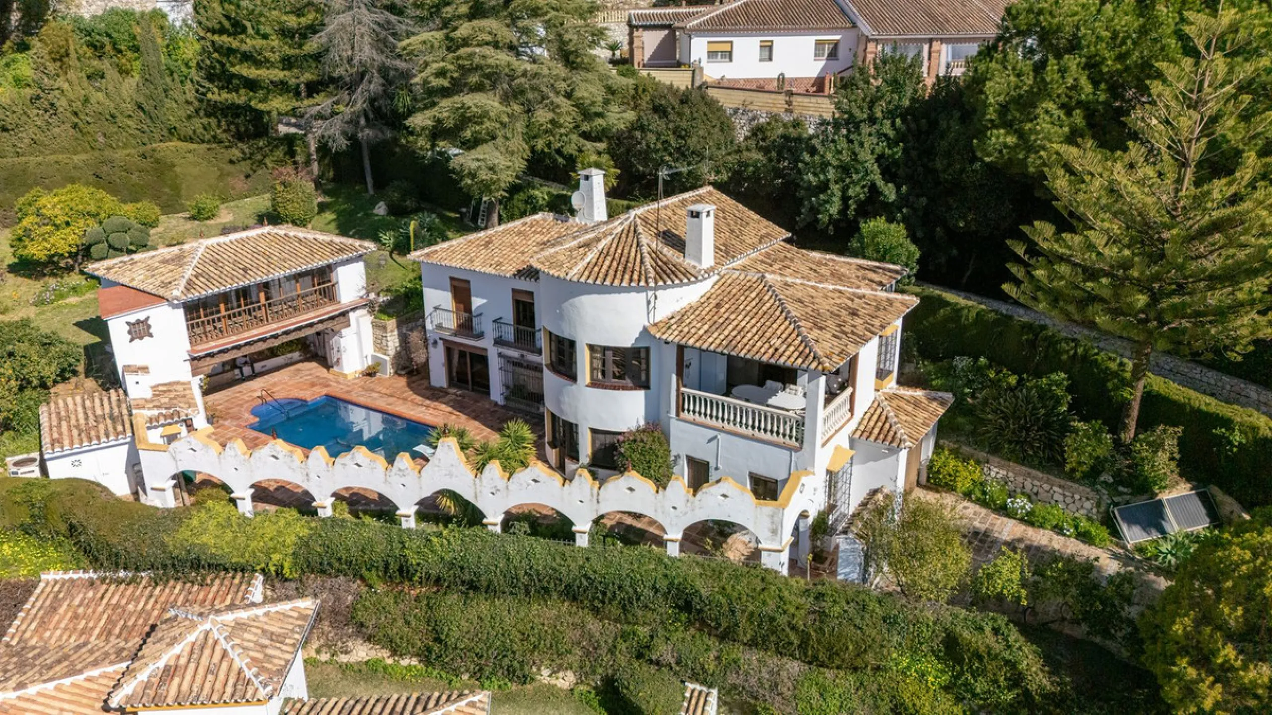 **DETACHED VILLA WITH PANORAMIC SEA VIEWS IN MIJAS TOWN – self-contained flat, SWIMMING POOL AND LARGE PLOT**