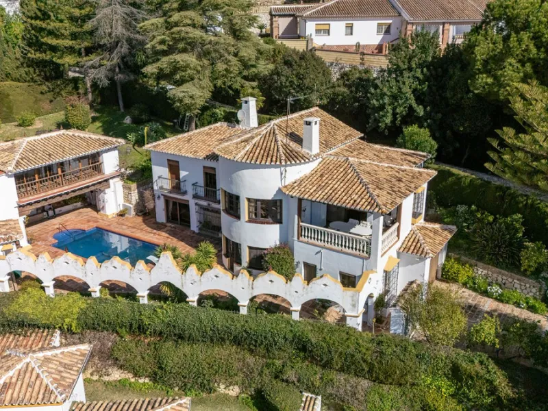 **DETACHED VILLA WITH PANORAMIC SEA VIEWS IN MIJAS TOWN – self-contained flat, SWIMMING POOL AND LARGE PLOT**