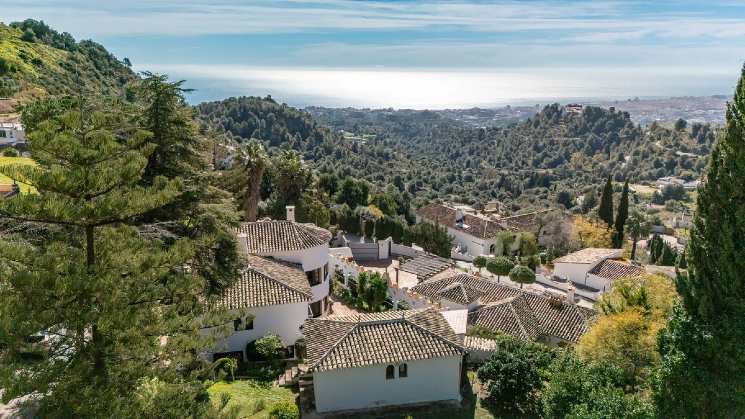 **DETACHED VILLA WITH PANORAMIC SEA VIEWS IN MIJAS TOWN – self-contained flat, SWIMMING POOL AND LARGE PLOT**