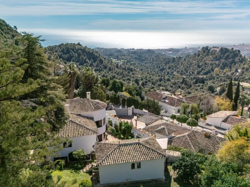 **DETACHED VILLA WITH PANORAMIC SEA VIEWS IN MIJAS TOWN – self-contained flat, SWIMMING POOL AND LARGE PLOT**