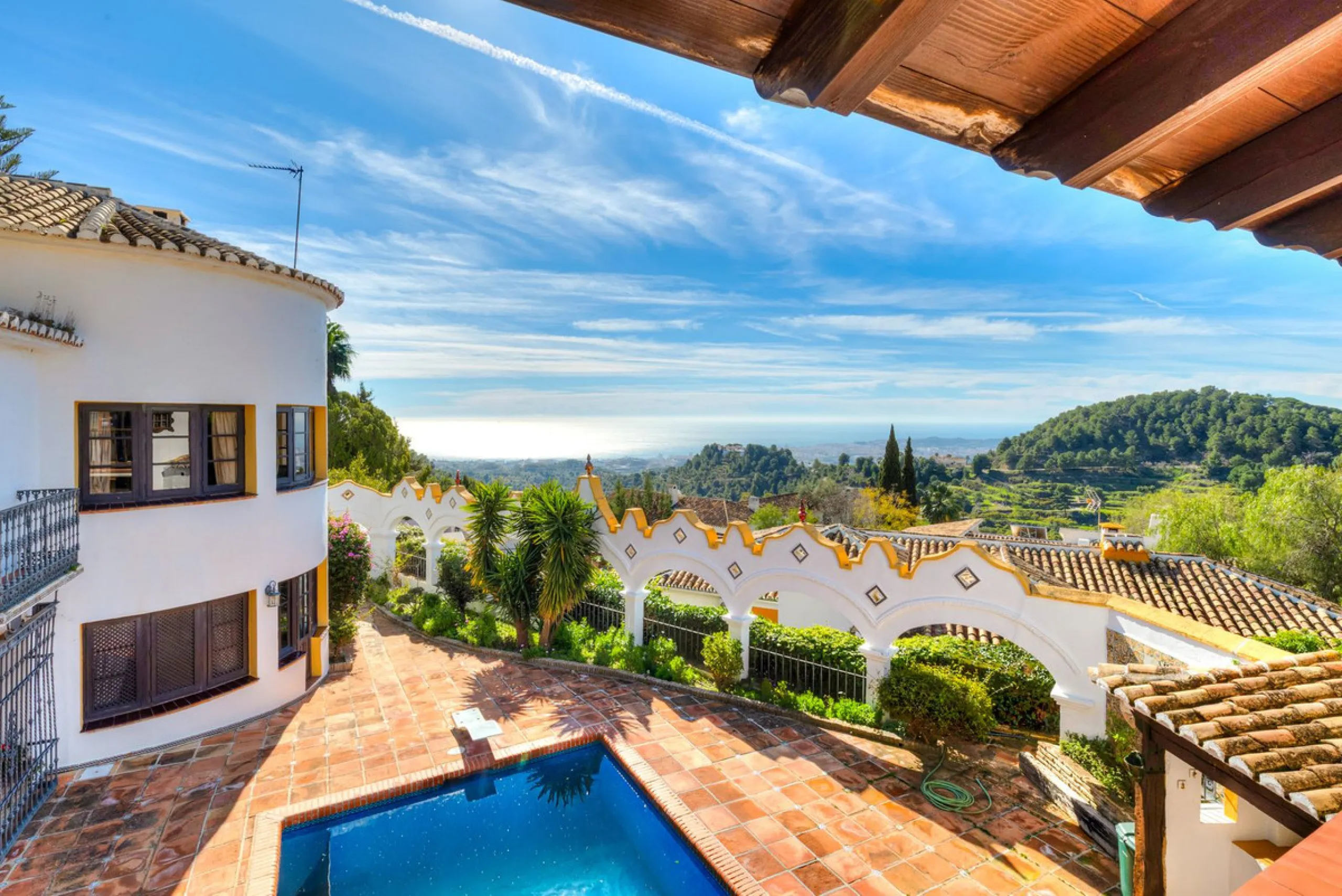 **DETACHED VILLA WITH PANORAMIC SEA VIEWS IN MIJAS TOWN – self-contained flat, SWIMMING POOL AND LARGE PLOT**
