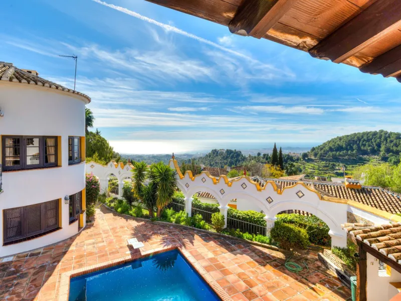 **DETACHED VILLA WITH PANORAMIC SEA VIEWS IN MIJAS TOWN – self-contained flat, SWIMMING POOL AND LARGE PLOT**