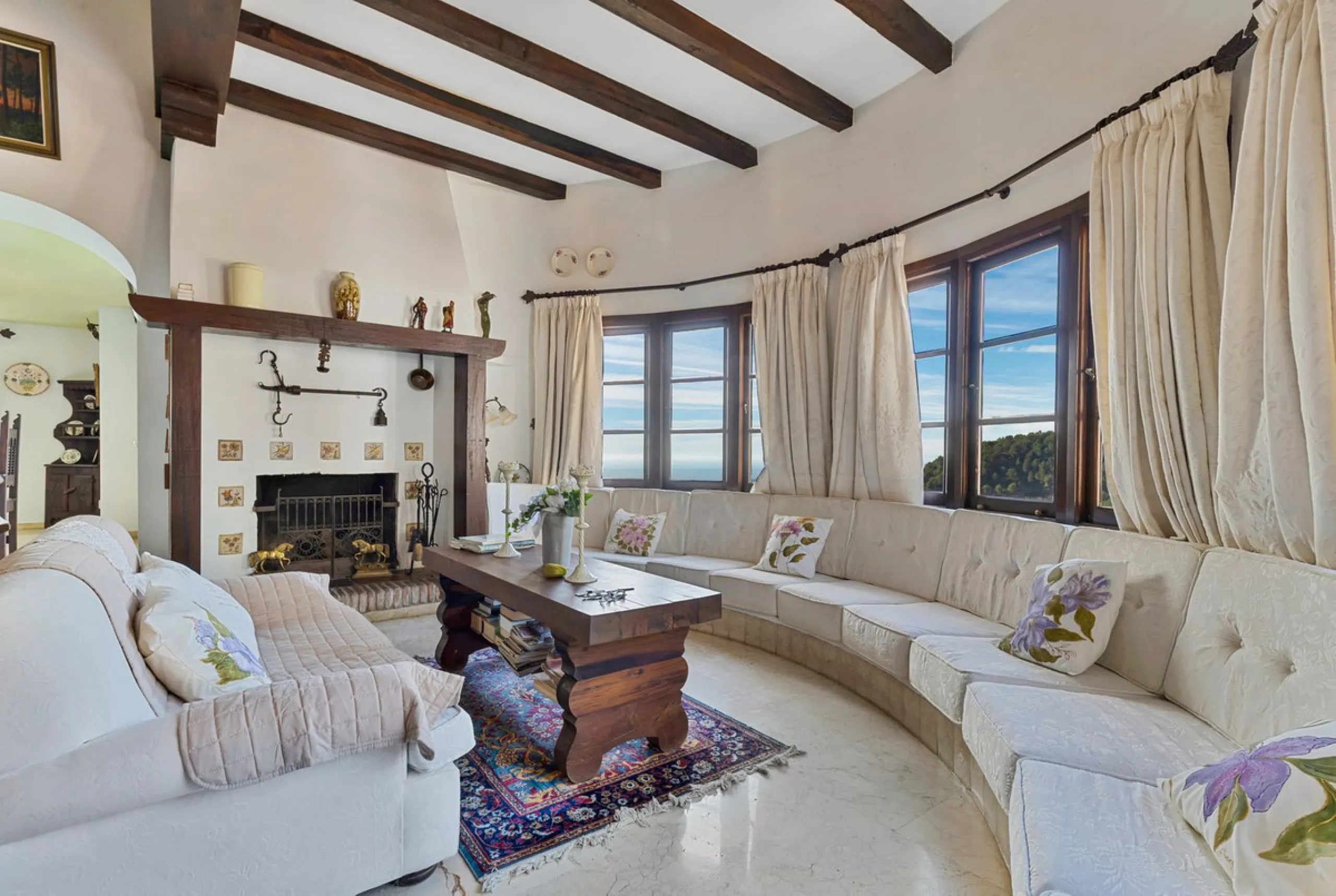 **DETACHED VILLA WITH PANORAMIC SEA VIEWS IN MIJAS TOWN – self-contained flat, SWIMMING POOL AND LARGE PLOT**