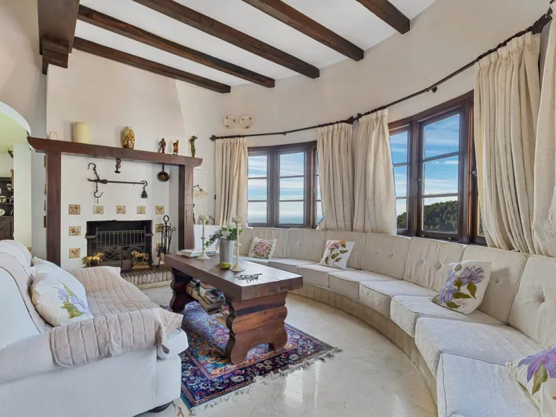 **DETACHED VILLA WITH PANORAMIC SEA VIEWS IN MIJAS TOWN – self-contained flat, SWIMMING POOL AND LARGE PLOT**