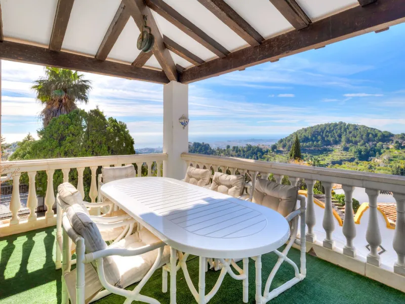 **DETACHED VILLA WITH PANORAMIC SEA VIEWS IN MIJAS TOWN – self-contained flat, SWIMMING POOL AND LARGE PLOT**