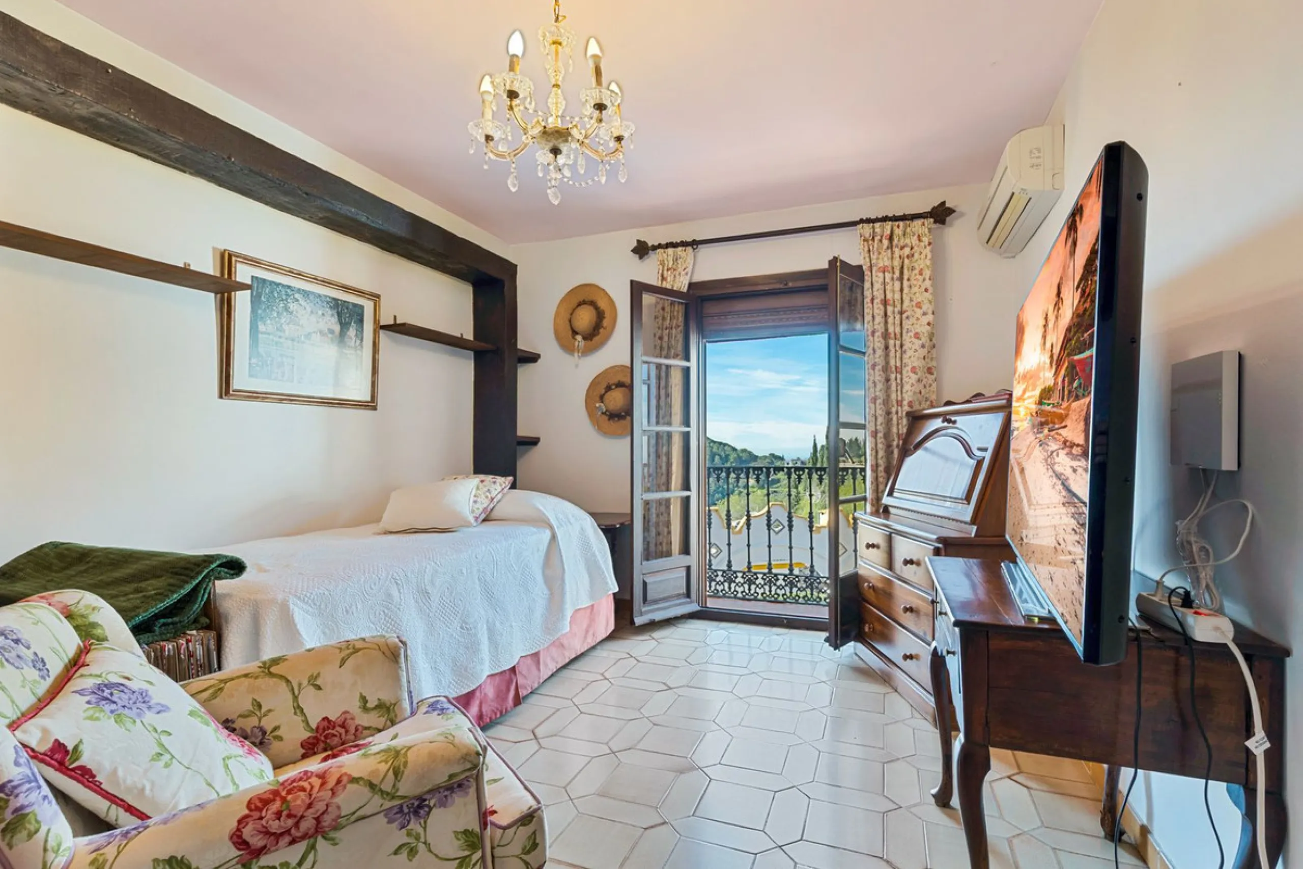 **DETACHED VILLA WITH PANORAMIC SEA VIEWS IN MIJAS TOWN – self-contained flat, SWIMMING POOL AND LARGE PLOT**
