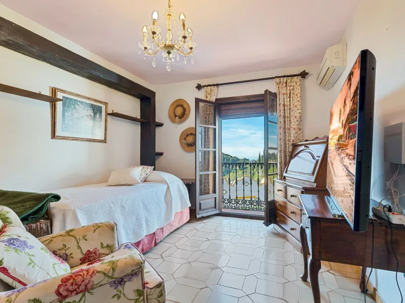 **DETACHED VILLA WITH PANORAMIC SEA VIEWS IN MIJAS TOWN – self-contained flat, SWIMMING POOL AND LARGE PLOT**