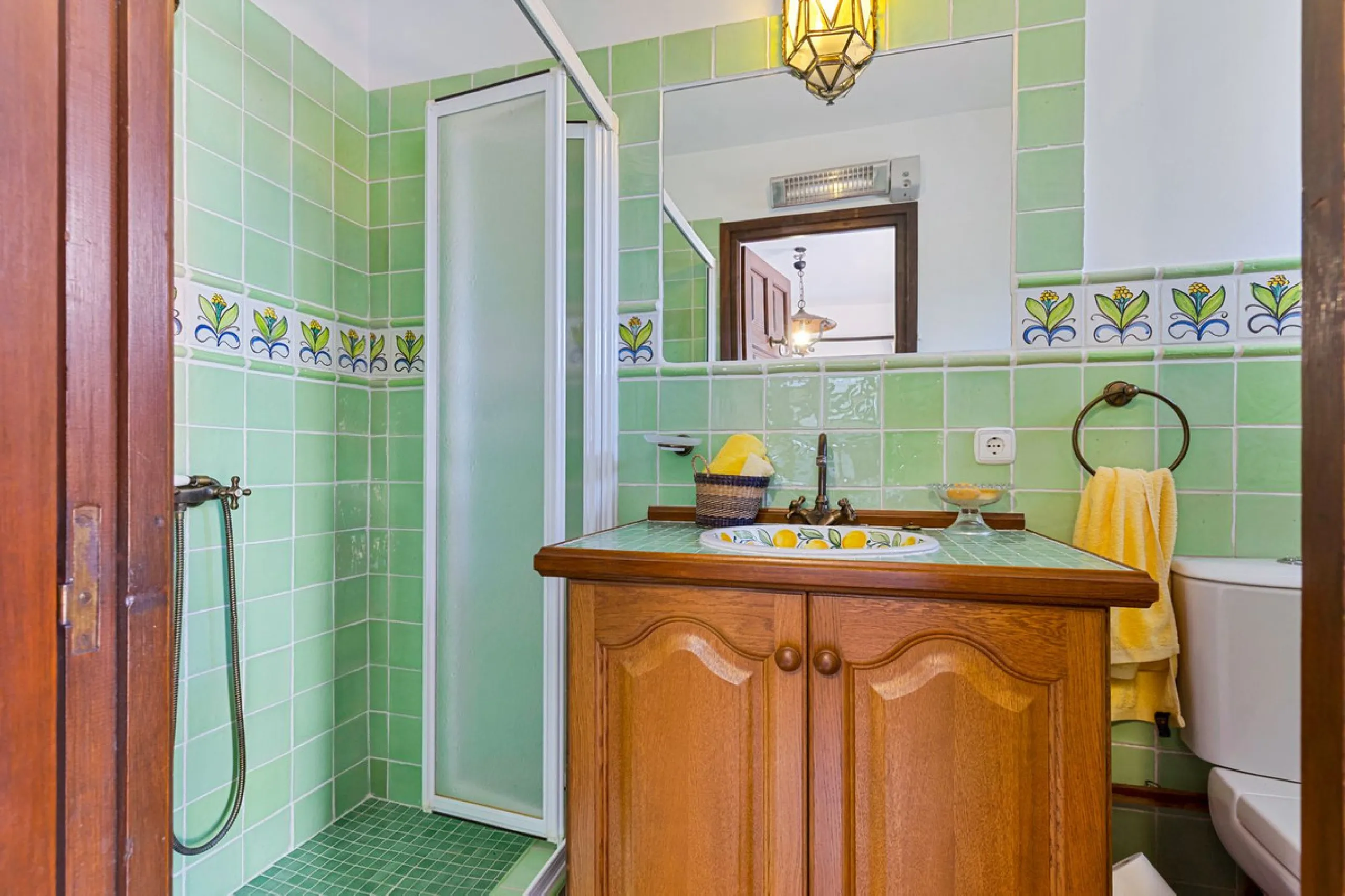 **DETACHED VILLA WITH PANORAMIC SEA VIEWS IN MIJAS TOWN – self-contained flat, SWIMMING POOL AND LARGE PLOT**