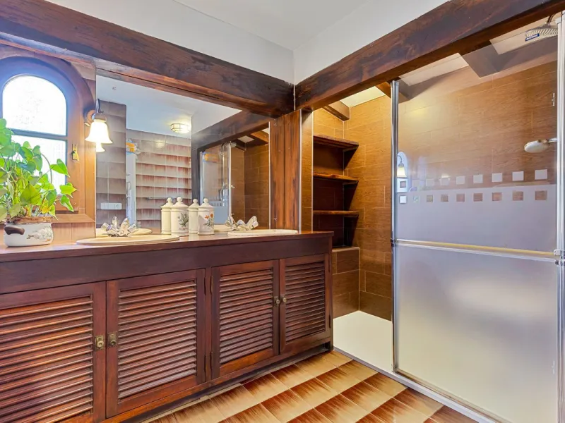 **DETACHED VILLA WITH PANORAMIC SEA VIEWS IN MIJAS TOWN – self-contained flat, SWIMMING POOL AND LARGE PLOT**