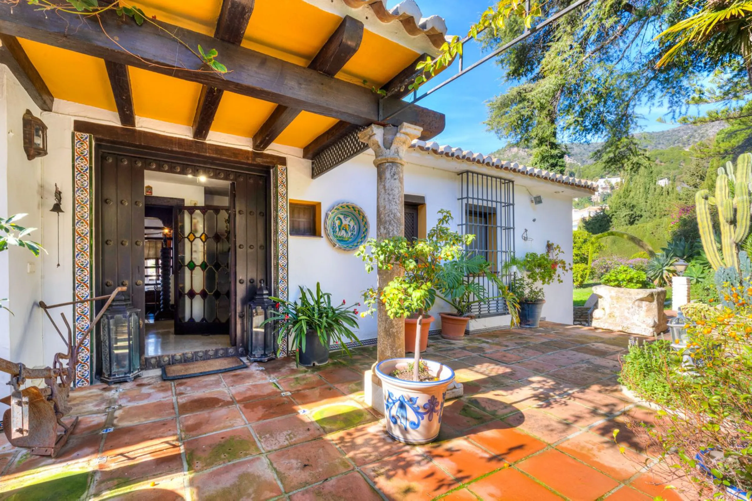 **DETACHED VILLA WITH PANORAMIC SEA VIEWS IN MIJAS TOWN – self-contained flat, SWIMMING POOL AND LARGE PLOT**