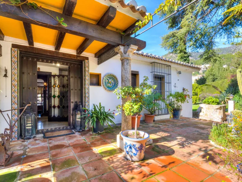 **DETACHED VILLA WITH PANORAMIC SEA VIEWS IN MIJAS TOWN – self-contained flat, SWIMMING POOL AND LARGE PLOT**
