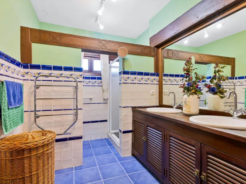 **DETACHED VILLA WITH PANORAMIC SEA VIEWS IN MIJAS TOWN – self-contained flat, SWIMMING POOL AND LARGE PLOT**