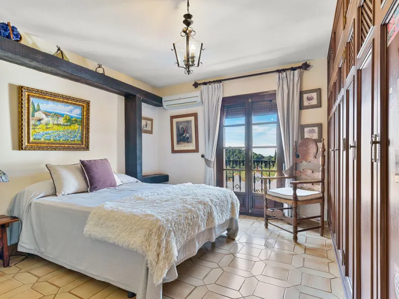 **DETACHED VILLA WITH PANORAMIC SEA VIEWS IN MIJAS TOWN – self-contained flat, SWIMMING POOL AND LARGE PLOT**
