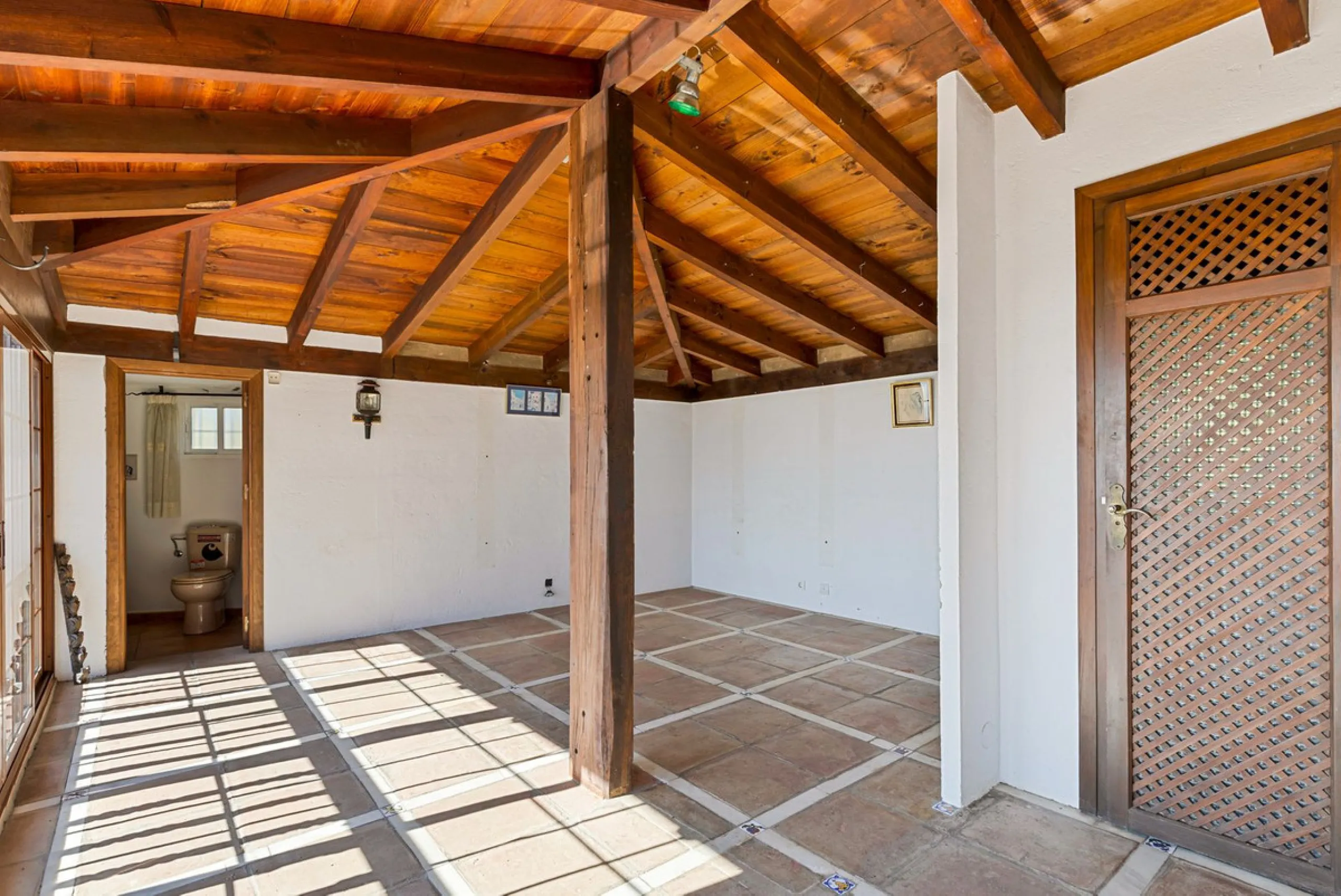 **DETACHED VILLA WITH PANORAMIC SEA VIEWS IN MIJAS TOWN – self-contained flat, SWIMMING POOL AND LARGE PLOT**