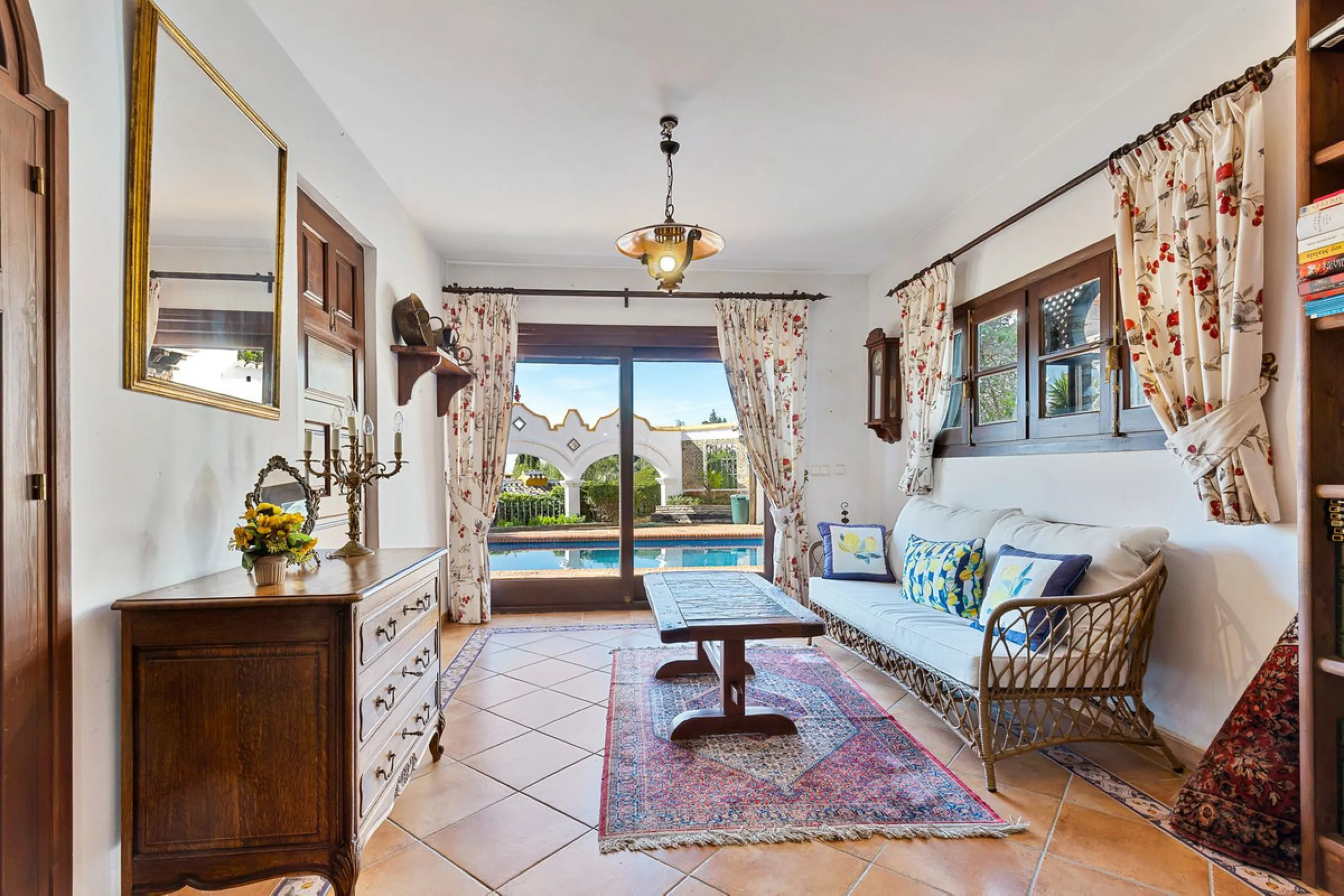 **DETACHED VILLA WITH PANORAMIC SEA VIEWS IN MIJAS TOWN – self-contained flat, SWIMMING POOL AND LARGE PLOT**