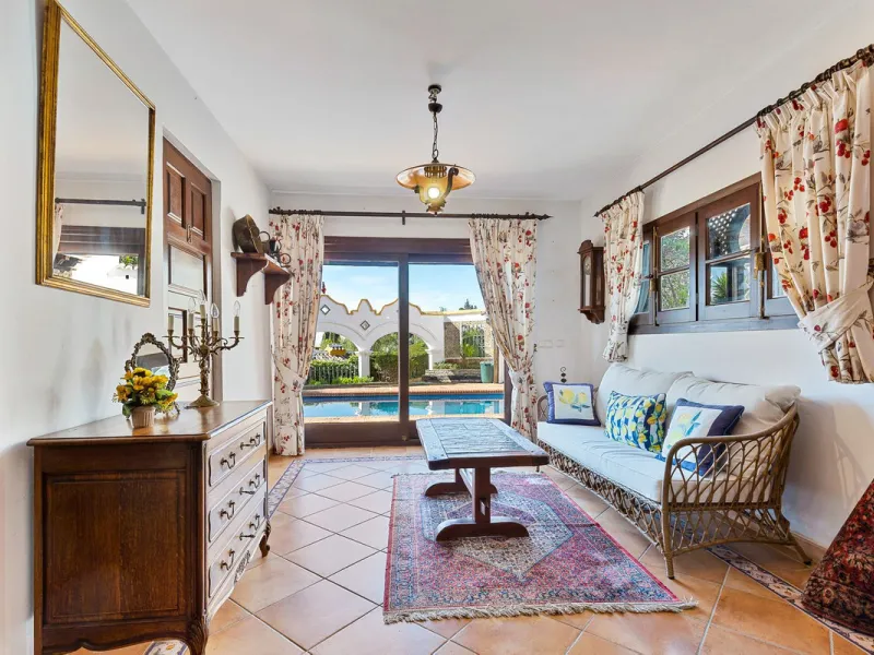 **DETACHED VILLA WITH PANORAMIC SEA VIEWS IN MIJAS TOWN – self-contained flat, SWIMMING POOL AND LARGE PLOT**