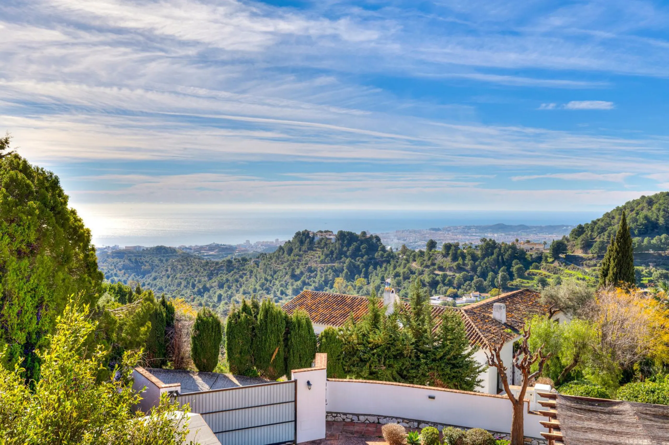 **DETACHED VILLA WITH PANORAMIC SEA VIEWS IN MIJAS TOWN – self-contained flat, SWIMMING POOL AND LARGE PLOT**