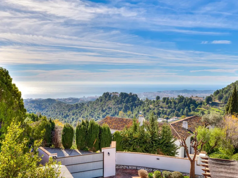 **DETACHED VILLA WITH PANORAMIC SEA VIEWS IN MIJAS TOWN – self-contained flat, SWIMMING POOL AND LARGE PLOT**
